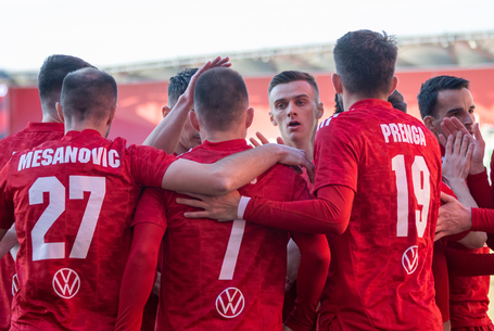 Válogatottság két fronton is