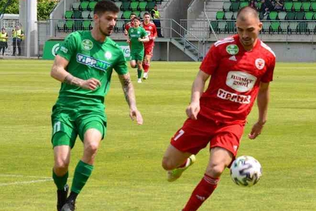 Mellel átvette, jobbal beemelte