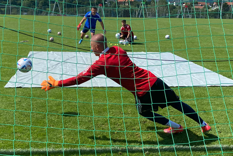 Teniszütő és ponyva, mint edzéseszköz