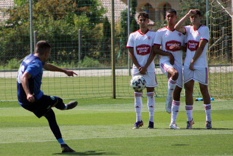 Nem hibátlanul, de még veretlenül