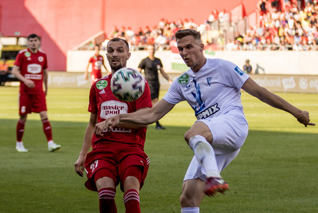 Ők először otthon, mi először idegenben