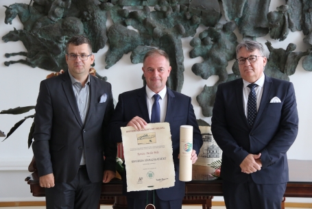 Révész Attila átvette a városi elismerést
