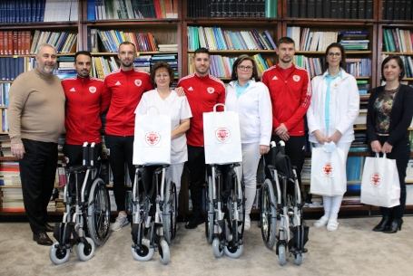 A kórháznak és a betegeknek segítettünk