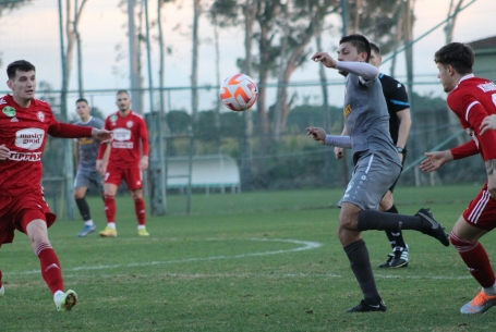 Egyet lövésből, egyet fejesből