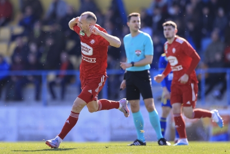 Egyedül a második helyen