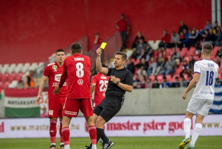 Hatvanegy sárga, öt piros