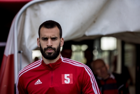 Távozik a belső védő