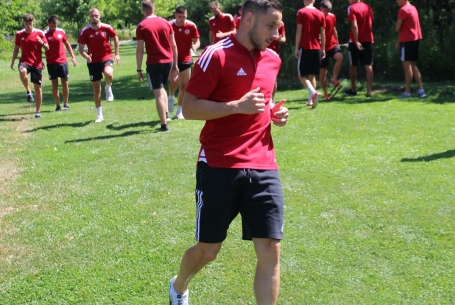 Fél órával később, 18 órakor kezdünk