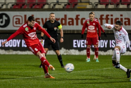 Esőben, kiváló talajú pályán