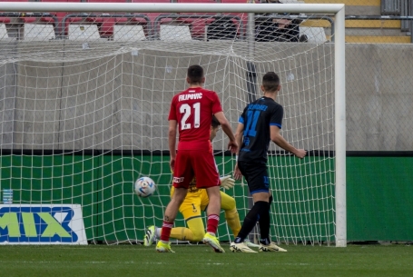 Átlövésgól a bal alsóba