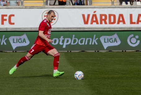 Kíméletlenül a bal felsőbe