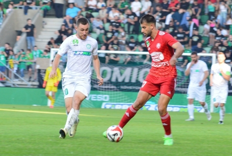 Ballal a kapufa tövéhez