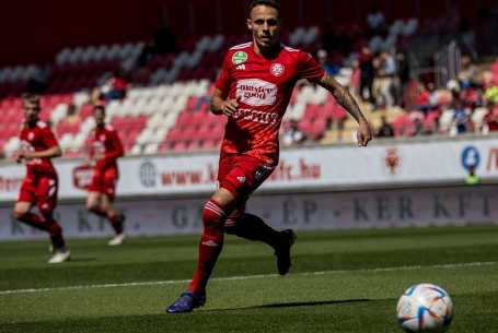 Négy év után távozik