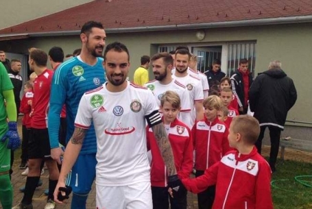 Egy közös meccs a kukában