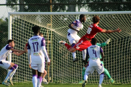 Szöglet utáni fejesből a kapuba