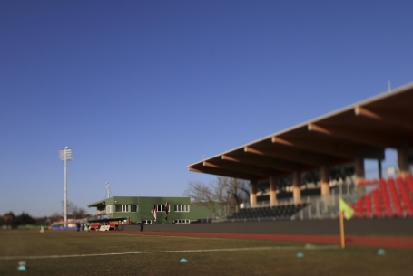 Bejárat a Zuzmó utca felől