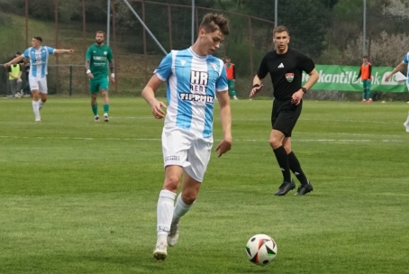 Szinte újonc spori vezet