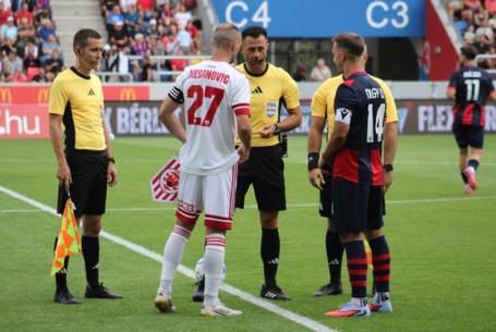 Immár egyedül áll az élre