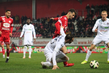 Emberelőnyben csak döntetlen, de azért az élen