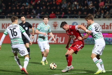 Most kifelé pattant a kapufáról