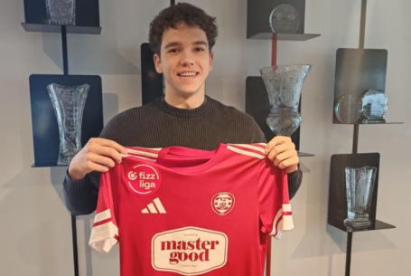 Akadémistánk profi szerződése