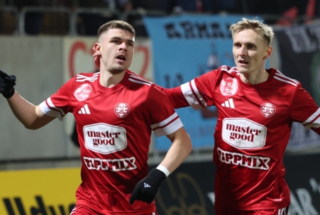 Egy csatár, két válogatottság