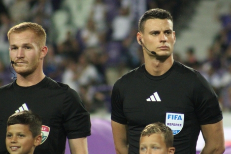 Fiatal FIFA-bíró vezeti
